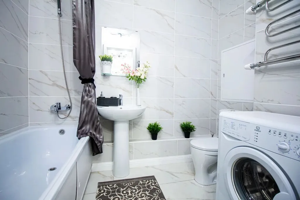 Шикарная дизайнерская квартира с кованой кроватью и камином