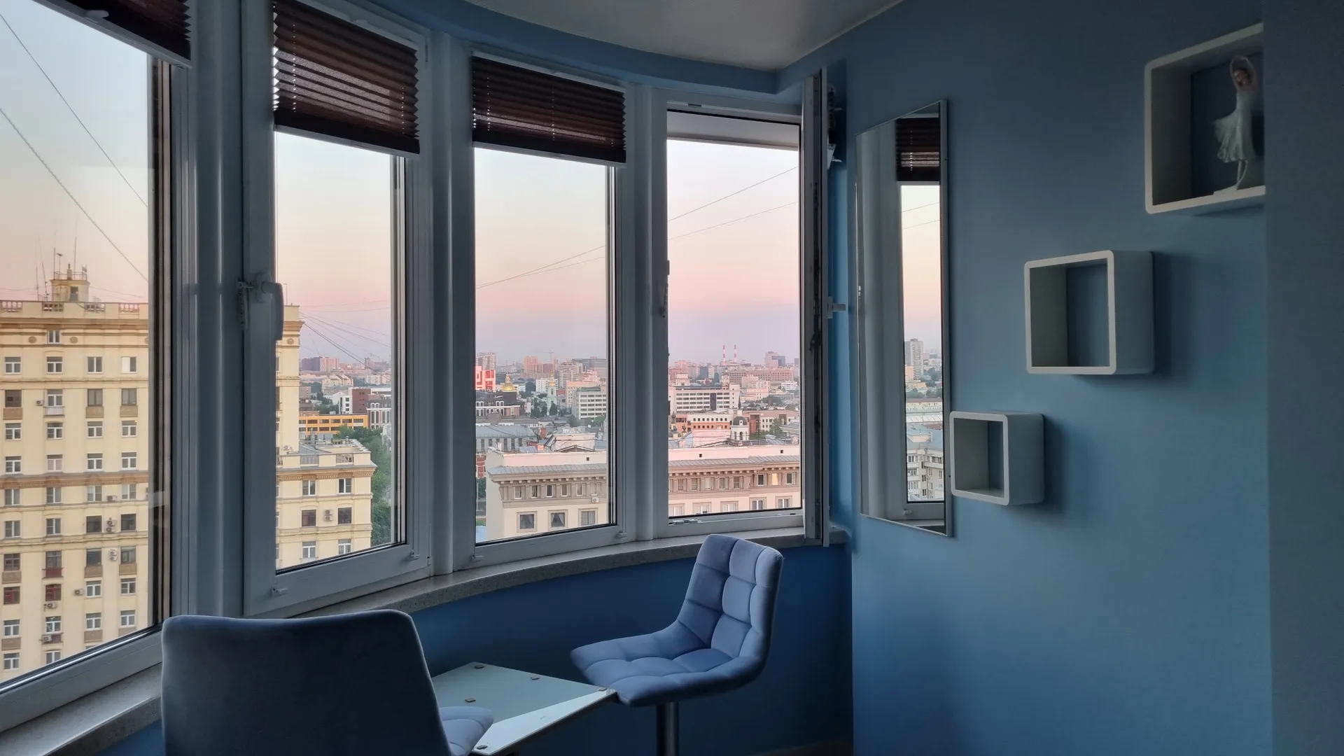Вид из окна голубой спальни