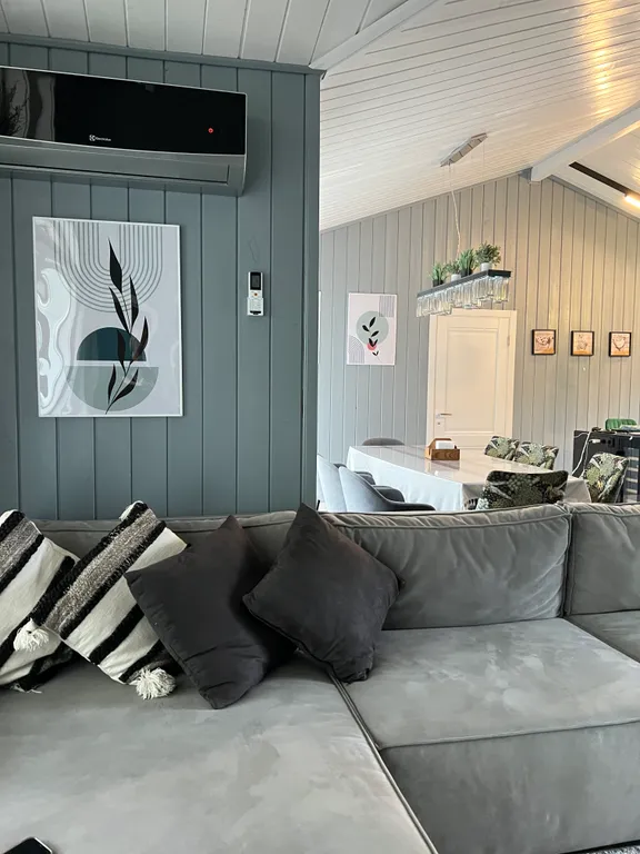 Дом на берегу лесного озера