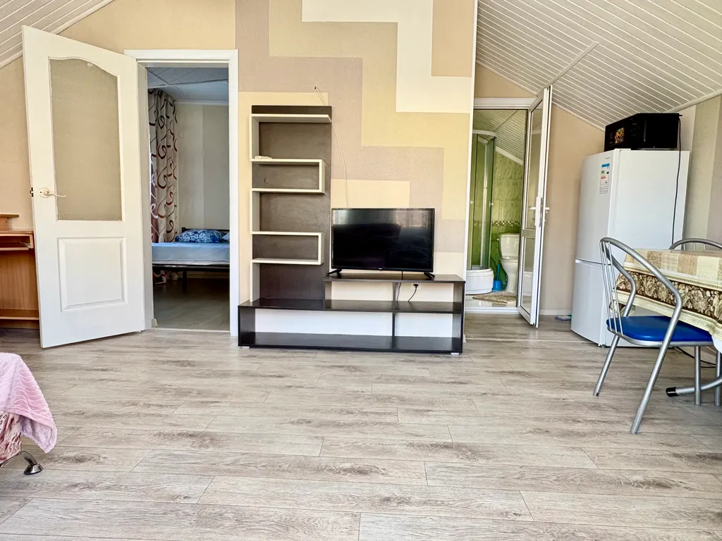 Двухклмнаиный пятиместный номер 100 метров до моря со своей кухней