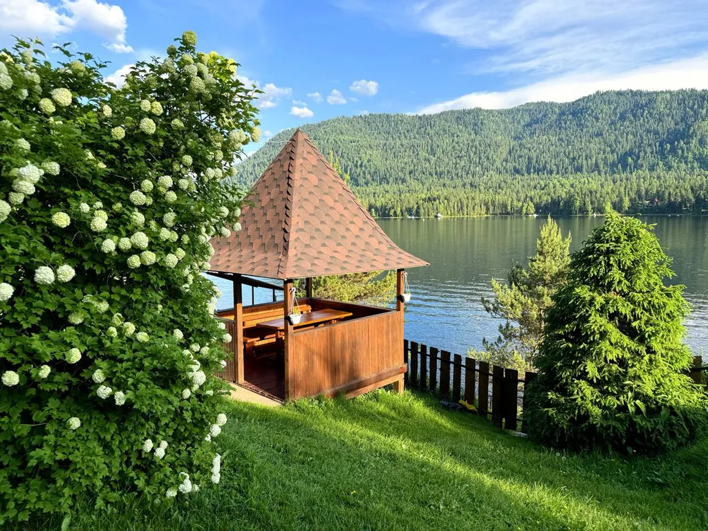 Дом с видом на озеро