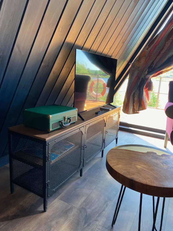 Smaland Musta House на берегу реки