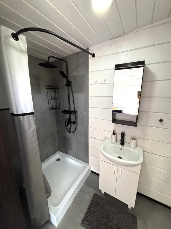 Домик с панорамным окном рядом с озером и видом на лес