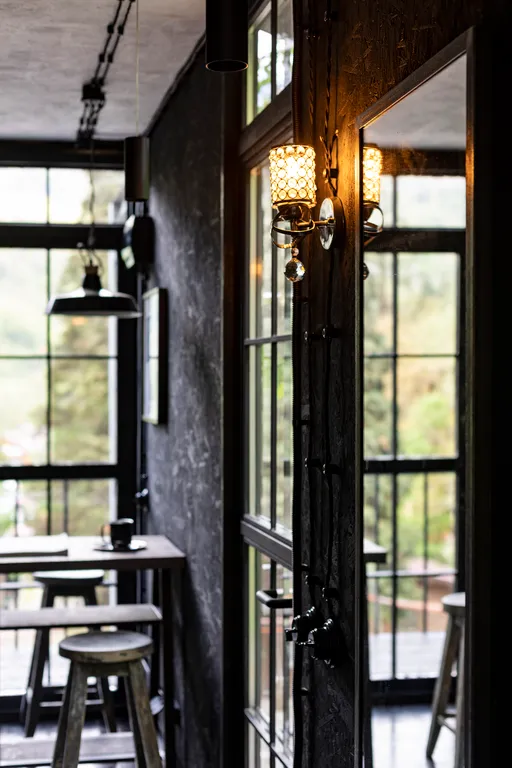 Домик на лесном склоне с видом на горы