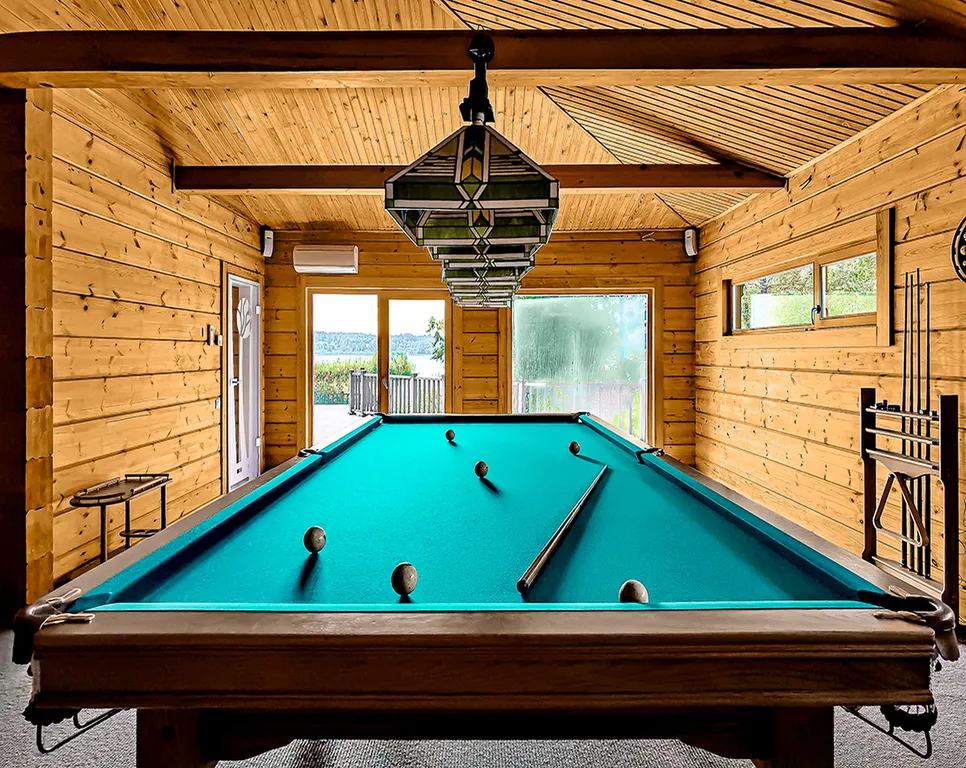 Коттедж с бассейном на берегу озера Порт Жемчужный