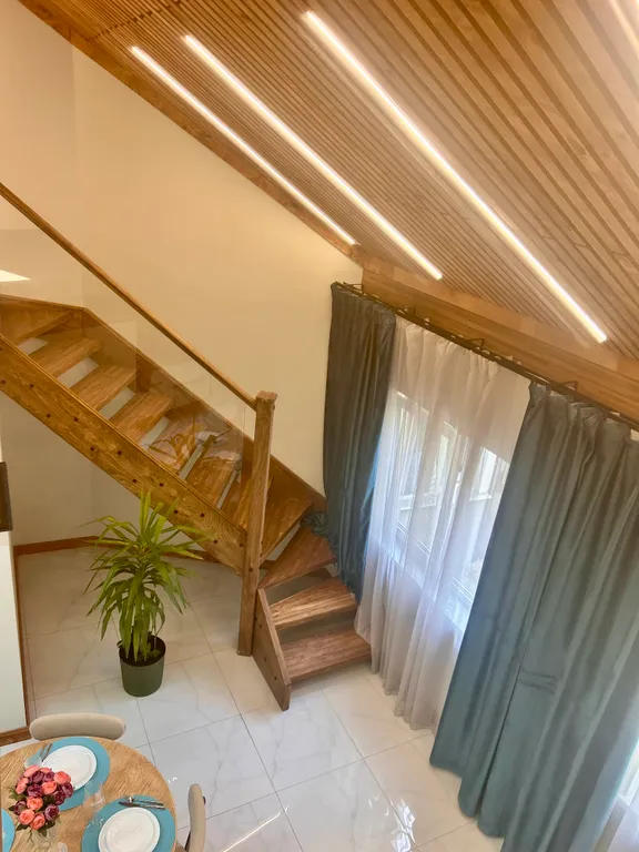 Двухуровневую квартира с авторским ремонтом в самом центре курорта