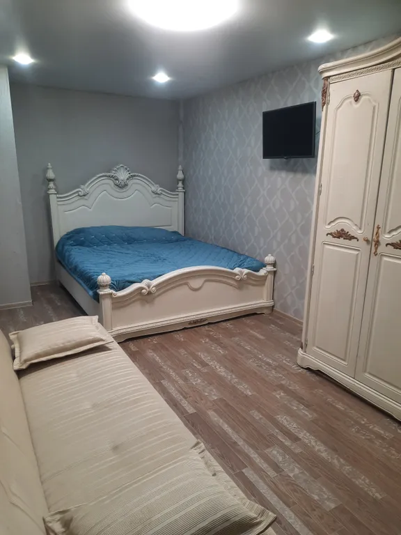 Уютная квартира с мебелью из натурального дерева