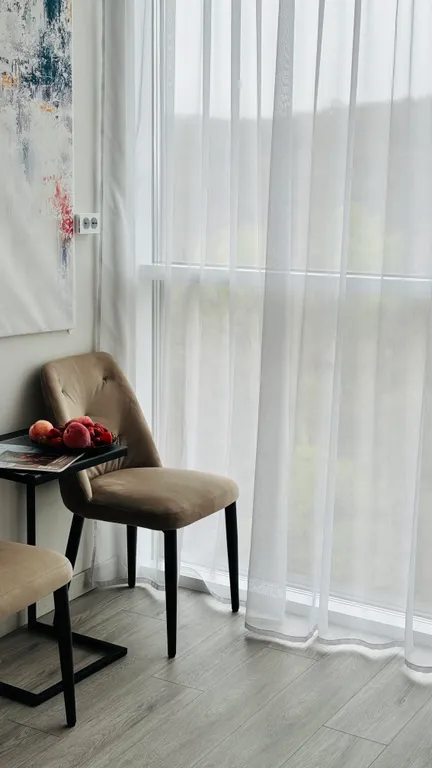 Апартаменты с панорамными окнами на лес и море и роскошным двором