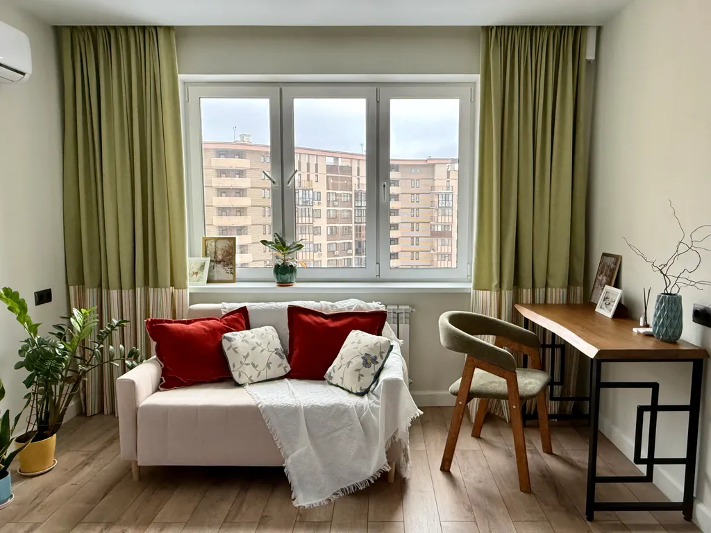 Розовая лошадка у себя дома