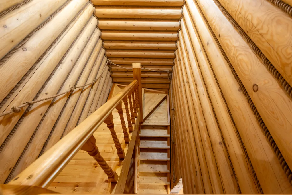 Большой деревянный коттедж рядом с озером и лесом