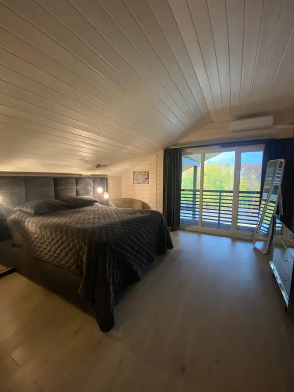 Загородный дом у леса с собственным прудом