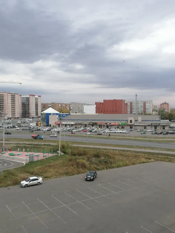 Современная студия с огромной ванной