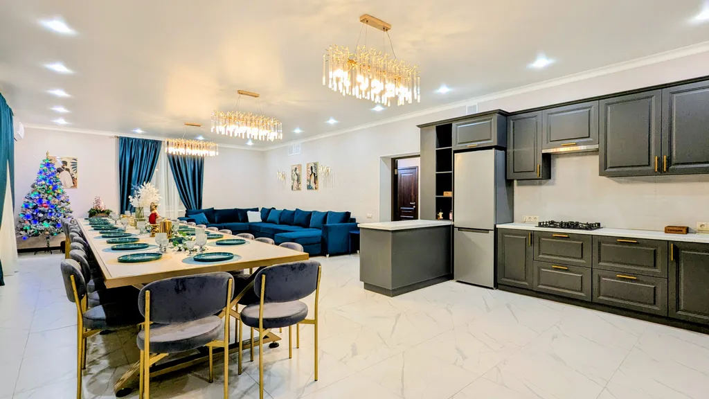 Дом с бассейном, сауной и бильярдом