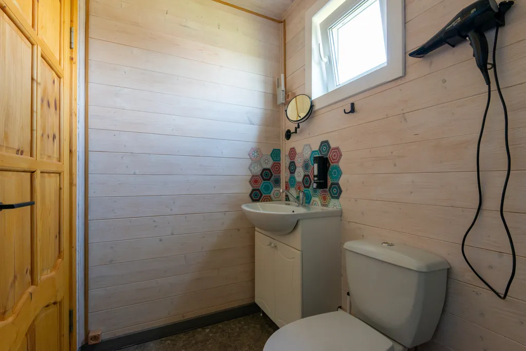 Дом на берегу реки с банным чаном