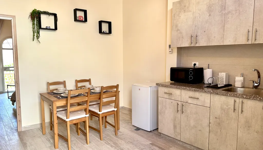 Крутые апартаменты с балконом рядом с Парижской площадью