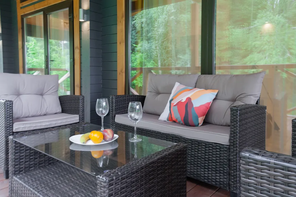 Дом у озера в лесу