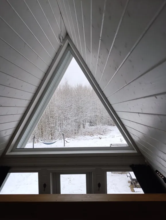 A-frame дом с видом на лес