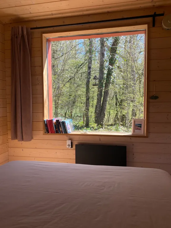 Дом на краю леса с видом на горы