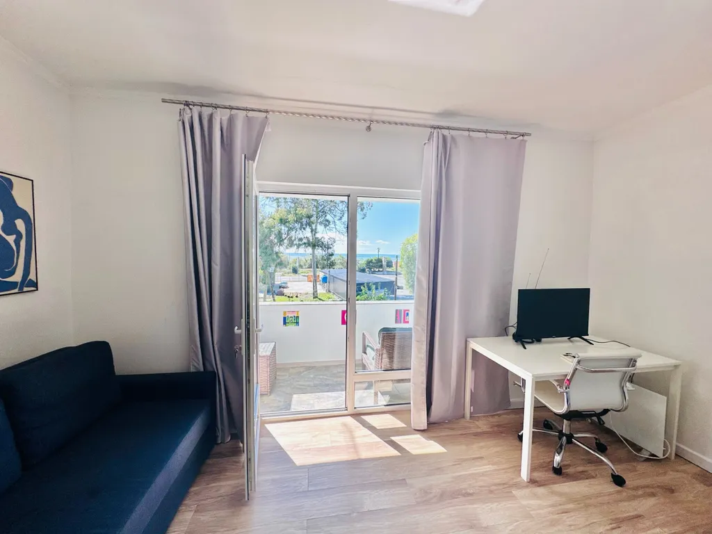 Апартаменты "Матисс" в 300 м от песчаного пляжа,балкон с видом на море