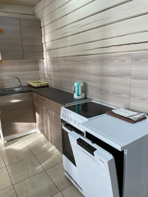 Небольшой уютный дом рядом с пихтовым лесом