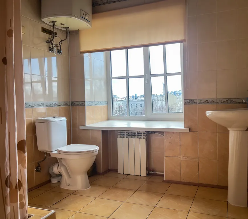 Апартаменты с окном в ванной комнате