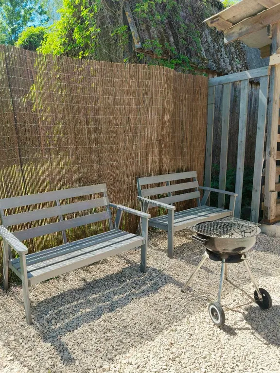 Дом в тихой деревне у озера