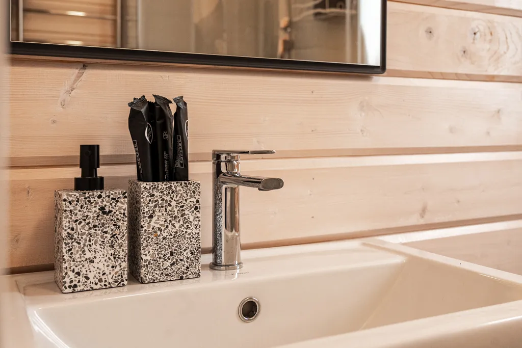 Новый стильный барнхаус с видом на лес