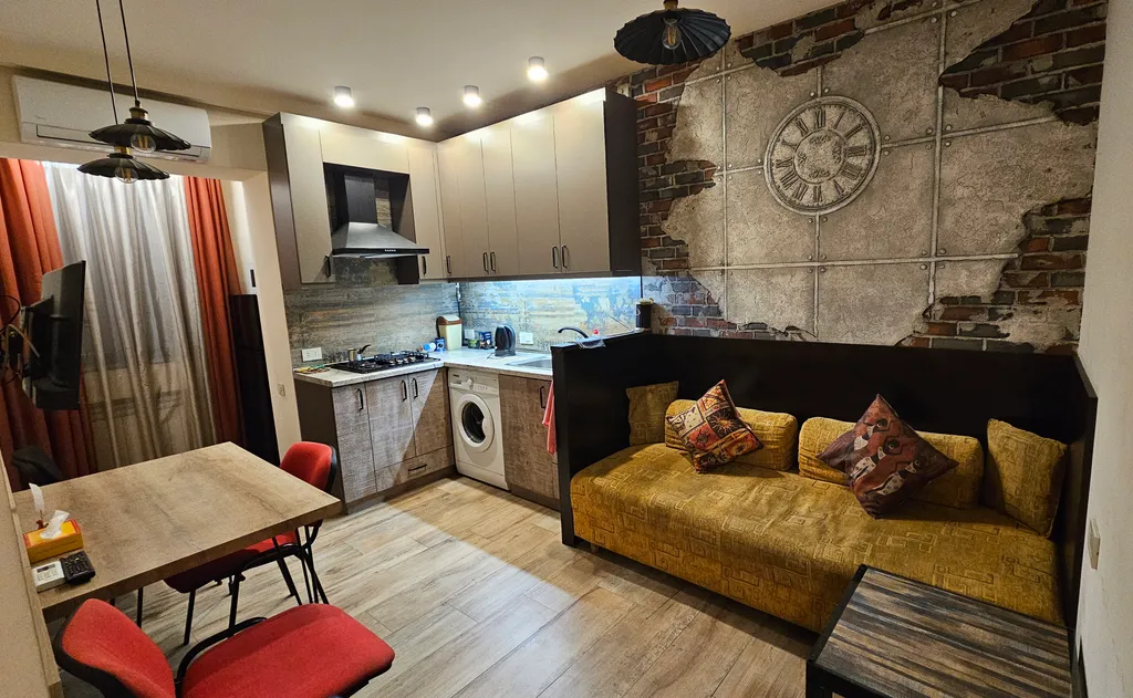 Просторная, светлая квартира с двумя спальнями, малый центр