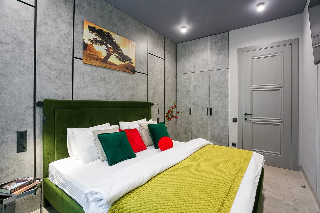 Гранатовый. На большую семью, вид на лес