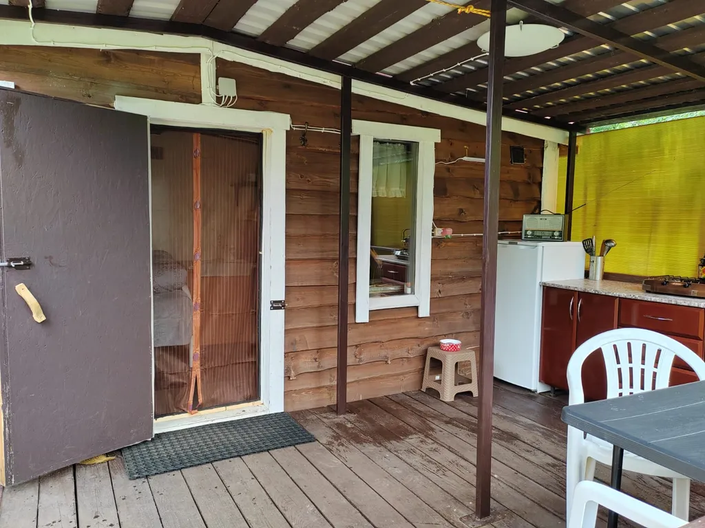 Домик на озере в глуши