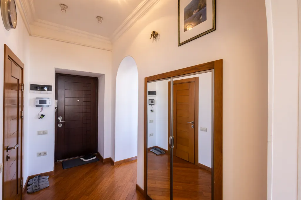 Апартаменты с видом на торговую улицу