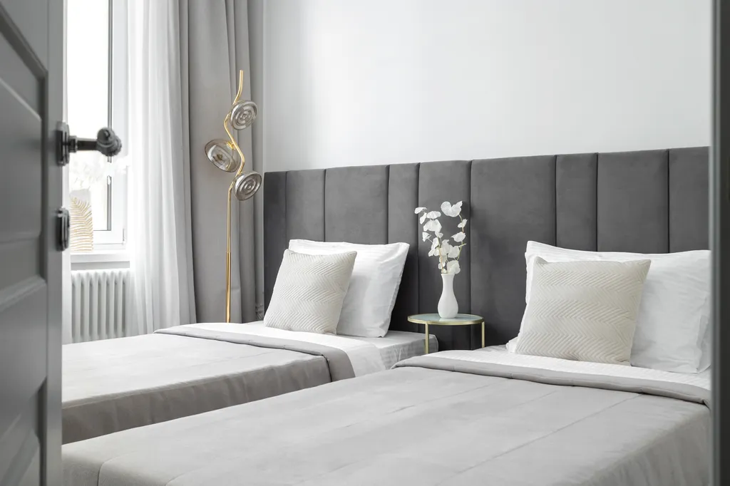 Проcтоpныe 4-к апартaменты c прекpaсным видом нa Hевcкий пpocпект