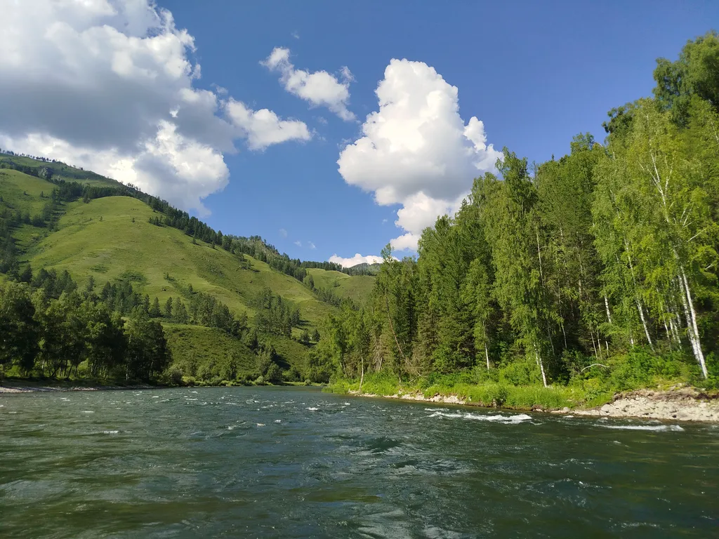 Уютный домик, на берегу реки