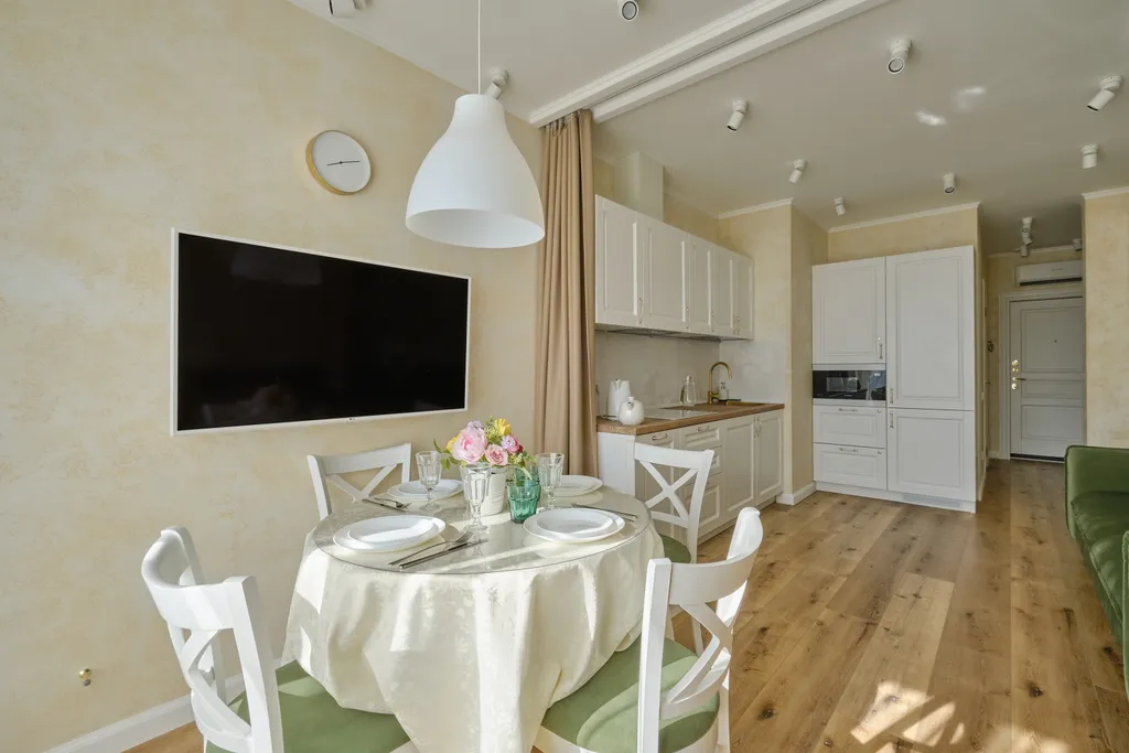 Квартира с дизайнерским ремонтом и видом на горы на побережье