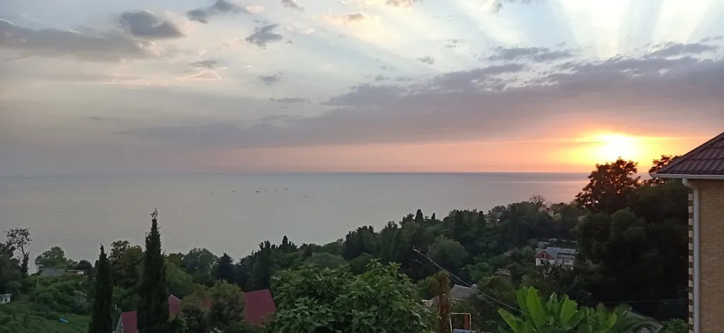 Коттедж с видом на море среди садов