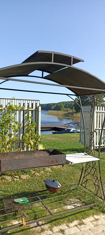 Уютный двухэтажный дом на берегу озера Селигер