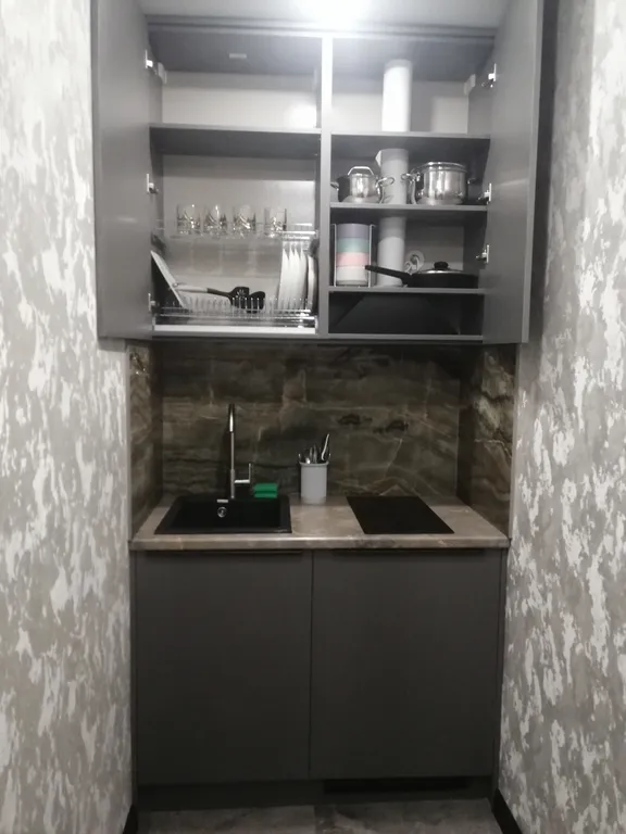 Современная студия с отдельной кухней в новостройке