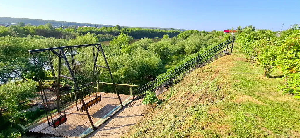 Дом с кораблем на берегу реки