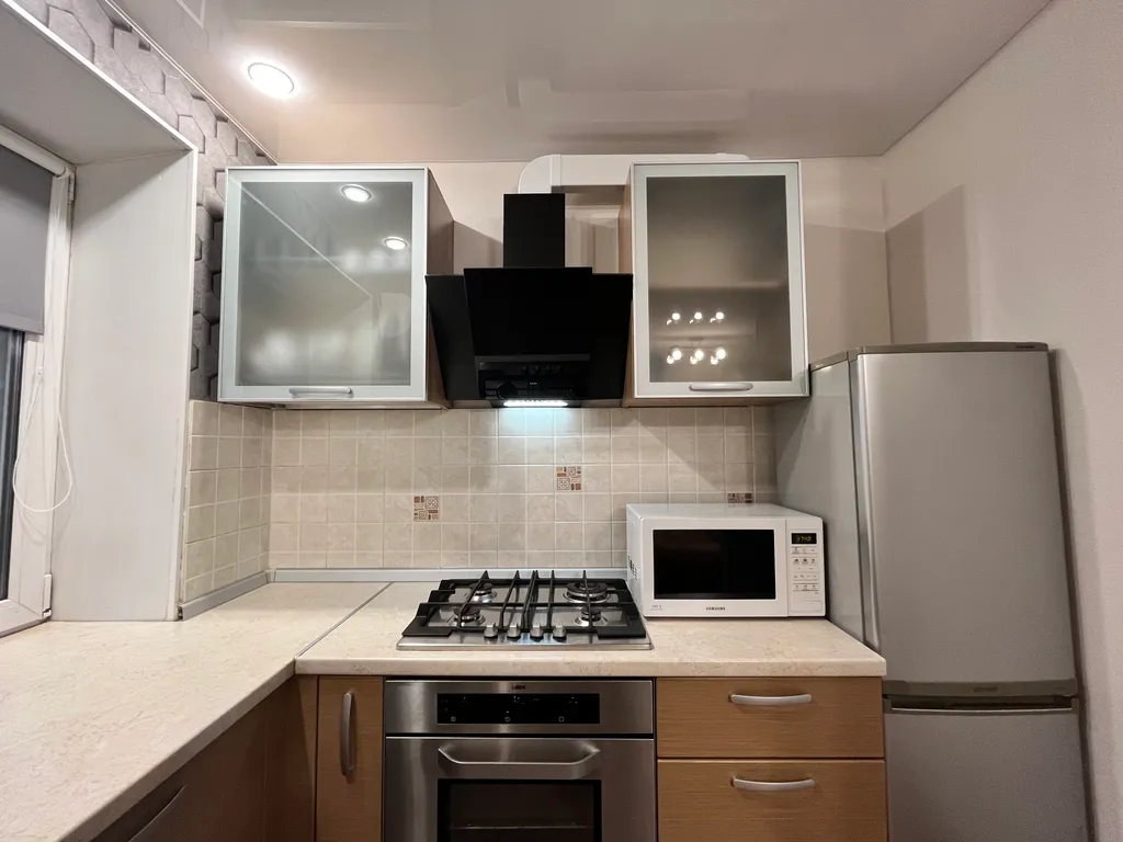 Дизайнерская студия с большим телевизором со смарт-тв