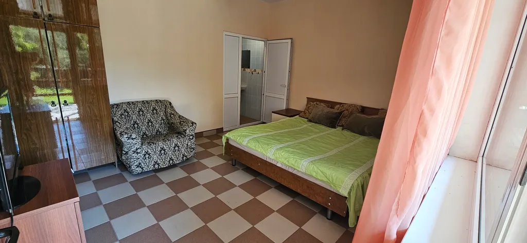 Номер рядом с лесом