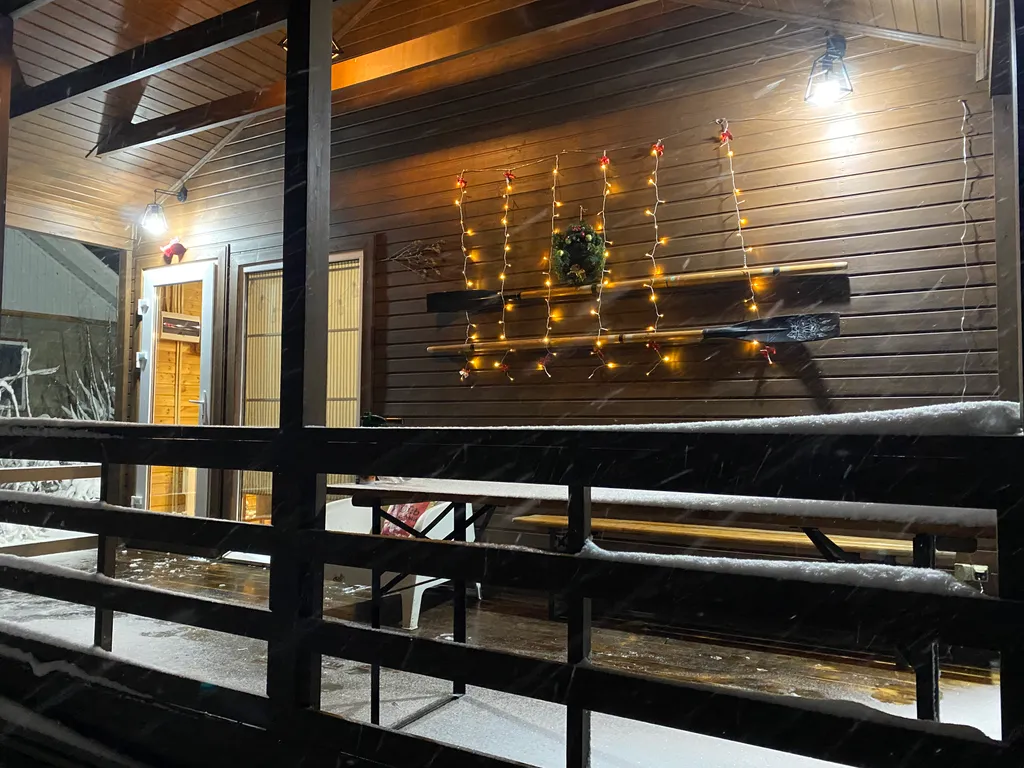 Деревянный коттедж с видом на озеро