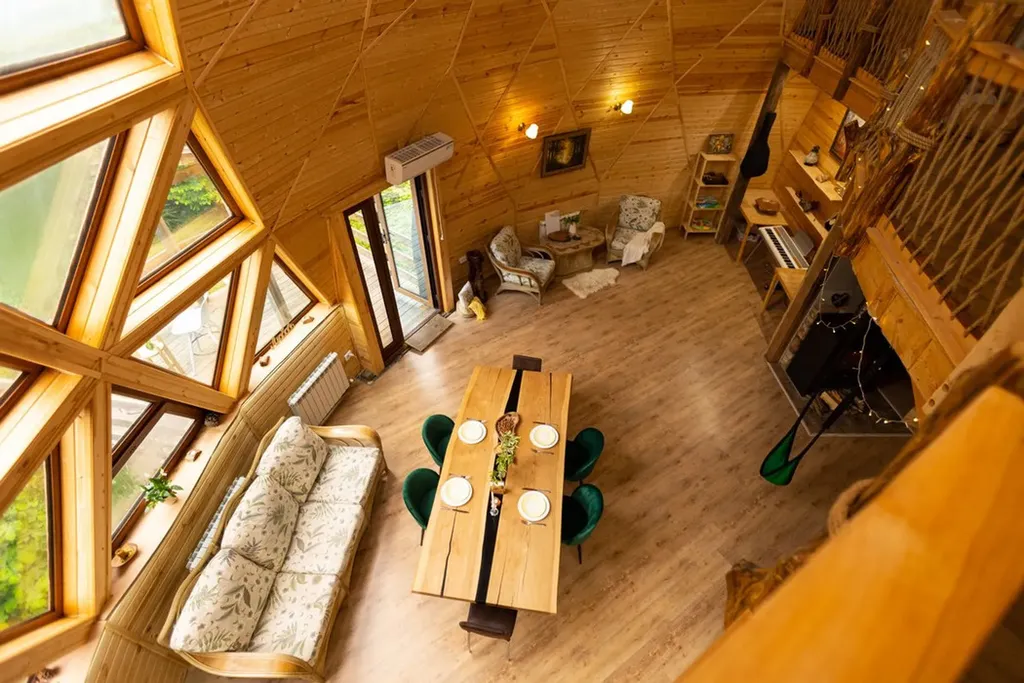 Купольный дом для большой компании с шикарным фруктовым садом