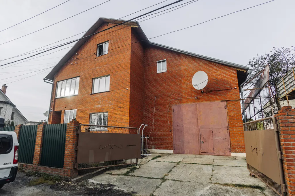 Коттедж в центре города с камином, аэрохоккеем, спортзалом и библиотекой