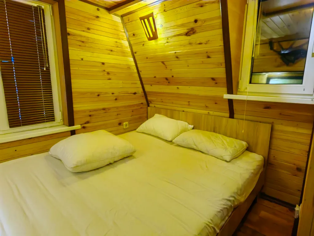 Дом в тихом и живописном месте на берегу озера