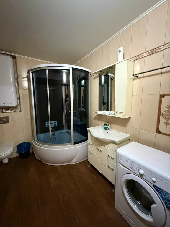 Евротрешка в самом центре с видом на канатку и горы