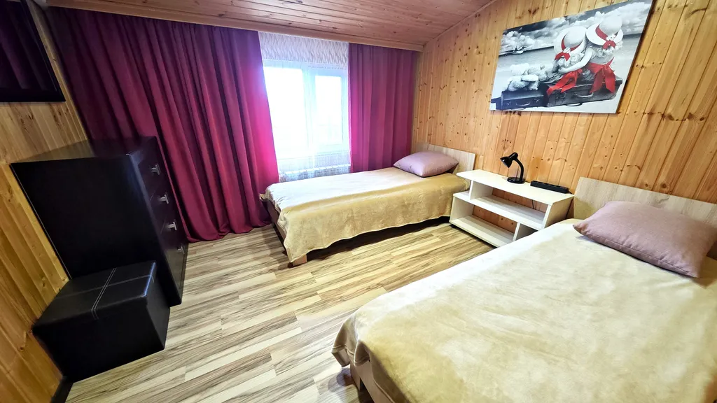 Бежевые апартаменты люкс с 2 спальнями, кондиционером, кухней-гостиной