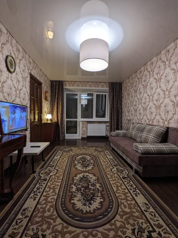 Двушка с косметическим ремонтом и новой мебелью рядом с парком Победы