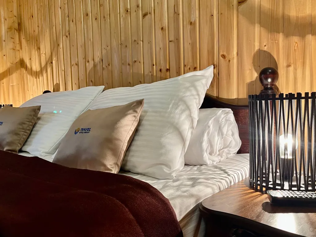 Люкс с балконом с видом на озеро двухкомнатный