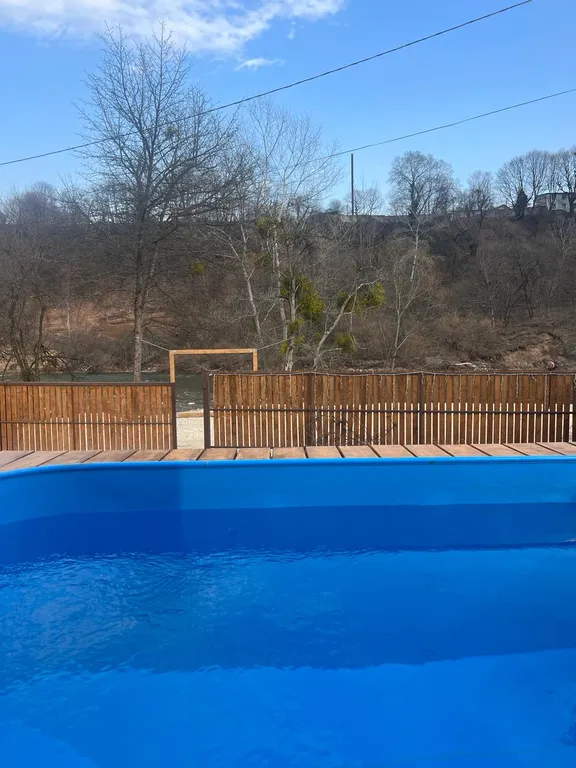 Барн хаус с видом на речку и бассейном