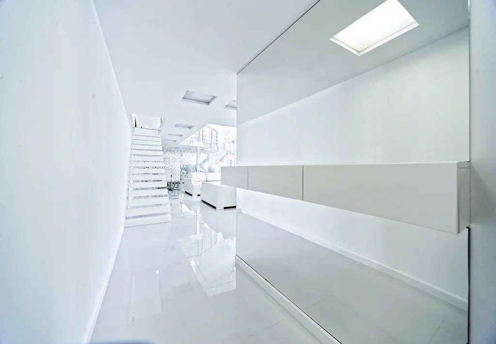 Белые двухъярусные апартаменты с балконом и видом на Невский проспект